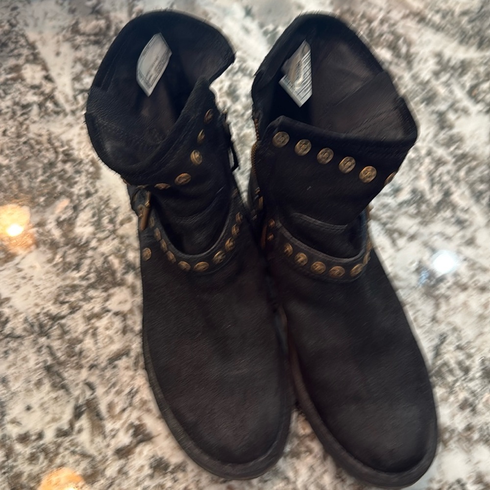 Ugg size 9 black suede boots. Barely worn.